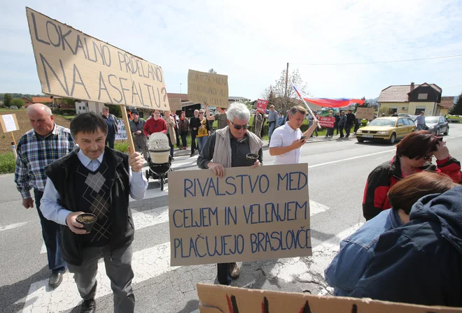 Protest krajanov pri Braslovčah, kjer je predvidena trasa nove hitre ceste, 22. aprila 2015. FOTO: Igor Zaplatil/Delo