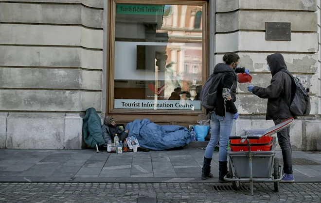 V društvu Kralji ulice dnevno delijo brezdomcem tudi topel čaj.