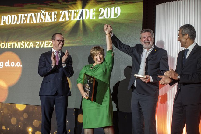 Marjeta in Marino Furlan (na sredini) sta lani prejela nagrado  Delova podjetniška zvezda 2019; nagrajencema sta zaploskala tudi Luka Podlogar, predsednik uprave Generali Investments, in Stojan Petrič, predsednik strokovne komisije Delove podjetniške
