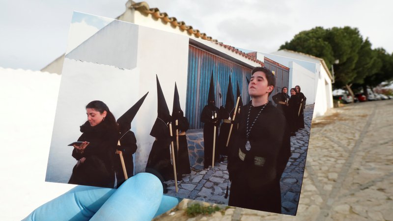 Fotografija: Fotograf Reutersa kaže foografijo vernikov, ki marširajo med sprevodom na cvetno nedeljo aprila 2019 na ulicah španskega mesta Ronda. Letos so bile te iste ulice zaradi karantene popolnoma prazne. FOTO: Jon Nazca/Reuters