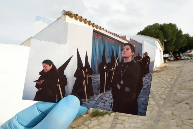 Fotograf Reutersa kaže foografijo vernikov, ki marširajo med sprevodom na cvetno nedeljo aprila 2019 na ulicah španskega mesta Ronda. Letos so bile te iste ulice zaradi karantene popolnoma prazne. FOTO: Jon Nazca/Reuters