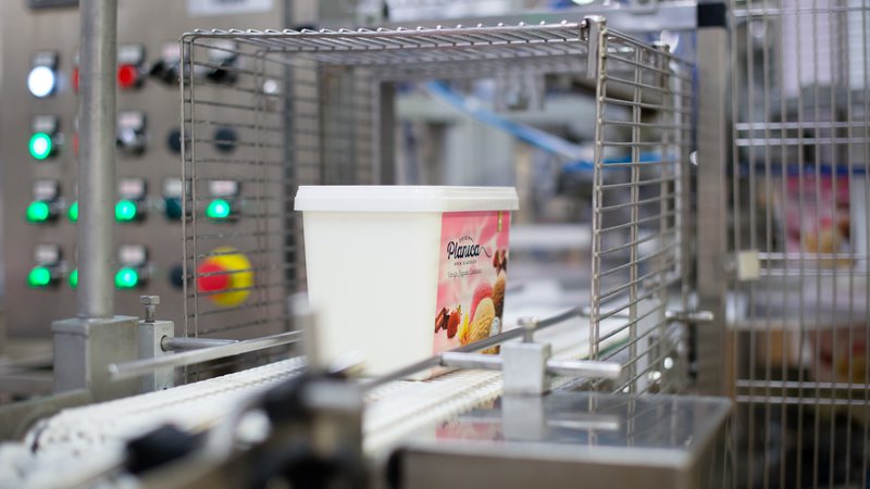 Fotografija: Ljubljanske mlekarne bodo kitajskega potrošnika razen z mlekom sedaj poskušale osvojiti še s sladoledi Planica. FOTO: Arhiv Ljubljanskih mlekarn