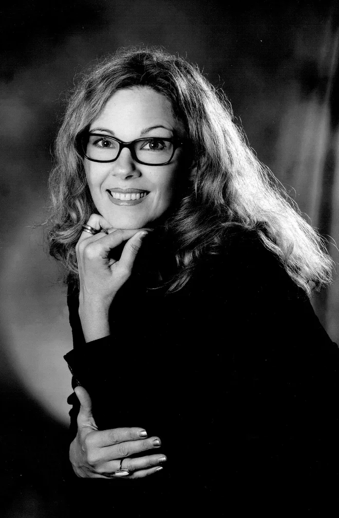 Helena Kraljič podarja slikanico, da bi malčki razumeli, kaj se okoli njih dogaja. Foto Morfemplus