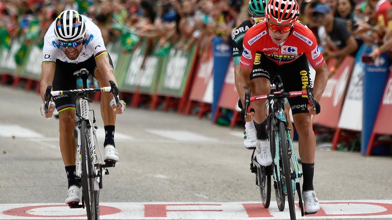 Fotografija: Primož Roglič (desno), Alejandro Valverde (levo) in drugi kolesarski asi so se znašli na močnem prepihu. FOTO: AFP