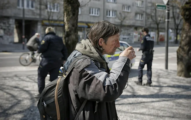 Nevladne organizacije so na MOL na začetku epidemije poslale urgentni poziv. Foto: Blaž Samec