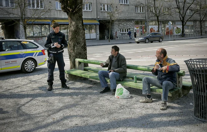 Ana Nuša Zavašnik ne ve, da bi kdo od tistih, ki prihajajo v dnevni center v Plečnikov podhod, doslej moral plačati globo. Jih pa preganjajo, pravi. Foto: Blaž Samec