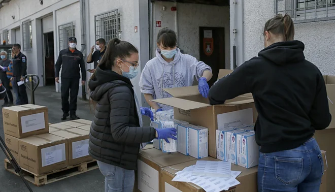 Razdeljevanje začitne in medicinske opreme v Rojah. FOTO: Blaž Samec