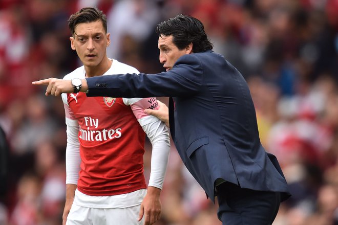 Unai Emery je takole delil napotke Mesutu Özilu. Foto: AFP
