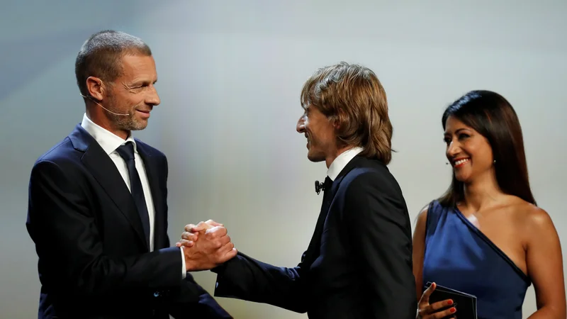 Fotografija: Uefin predsednik Aleksander Čeferin in najboljši nogometaš lige prvakov Luka Modrić. Foto Reuters