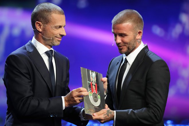 Nekdanji angleški nogometaš David Beckham (desno) je prejel letošnjo predsednikovo nagrado iz rok Aleksandra Čeferina.