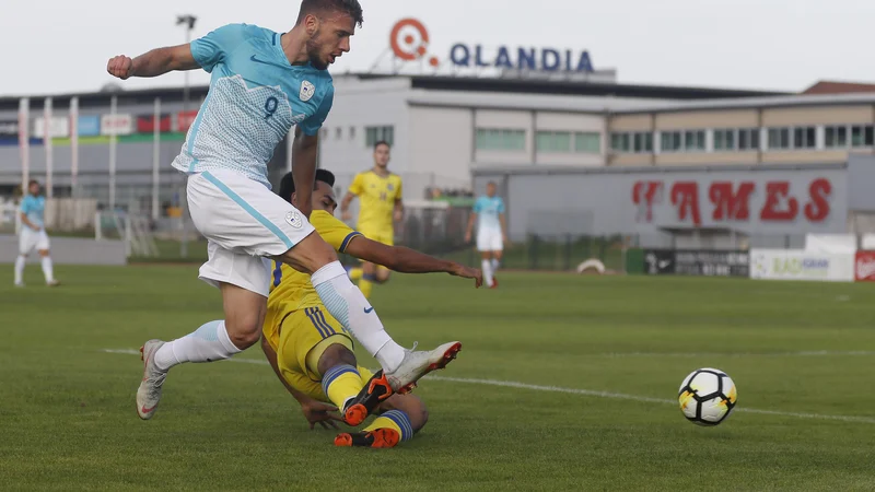 Fotografija: Jan Mlakar je v prvem polčasu goste obvaroval hujšega poraza.
Foto Leon Vidic/Delo