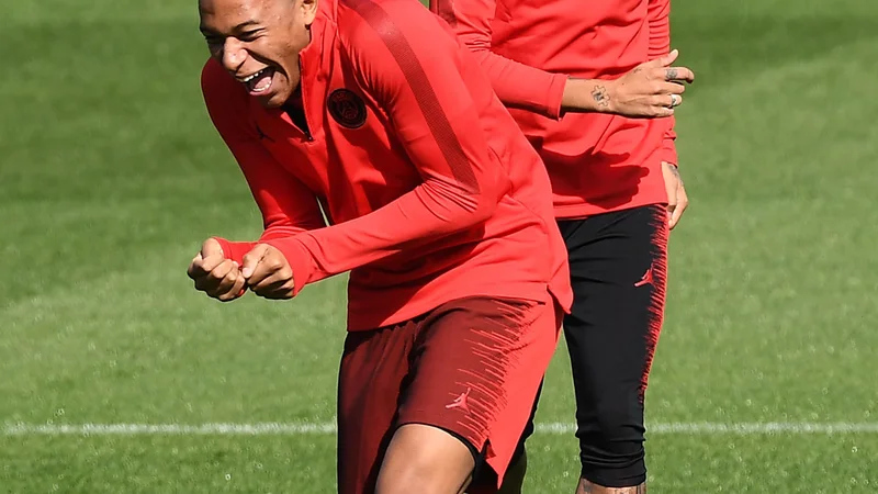 Fotografija: Kylian Mbappe (levo) in Neymar sta ob koncu tedna počivala, danes pa bosta igrala.
FOTO AFP