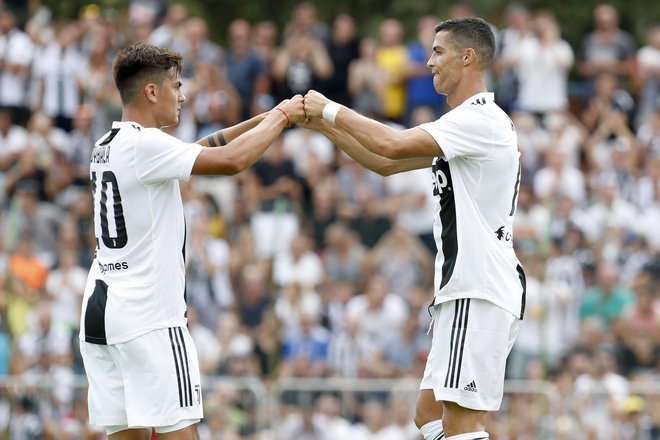 Argentinski as Paulo Dybala in portugalski zvezdnik Cristiano Ronaldo se v majicah Juventusa še nista povsem ujela. FOTO: AP