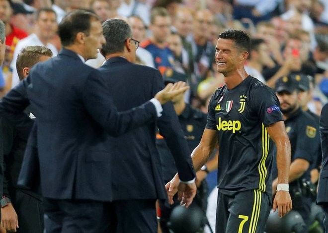 Ronaldo je v solzah zapustil igrišče, tolažil pa ga je tudi trener Massimiliano Allegri. FOTO: Reuters