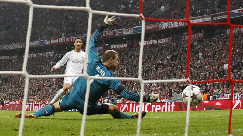 Fotografija: V Nemčiji so štadioni vsepovsod polni, še zlasti v Münchnu, kjer so redno predstave lige prvakov. Na fotografiji prizor s tekme Bayern : Real Madrid.
FOTO: AP