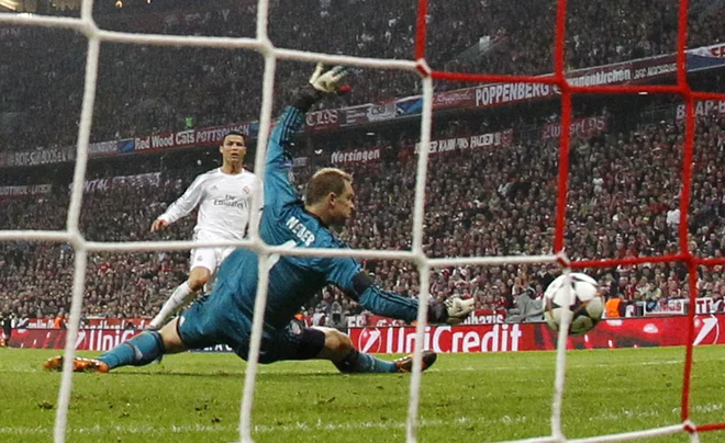 V Nemčiji so štadioni vsepovsod polni, še zlasti v Münchnu, kjer so redno predstave lige prvakov. Na fotografiji prizor s tekme Bayern : Real Madrid.<br />
FOTO: AP