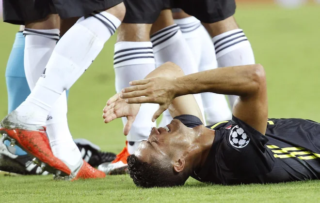 Cristiana Ronalda je rdeč karton spravil celo v jok. FOTO: Alberto Saiz/AP
