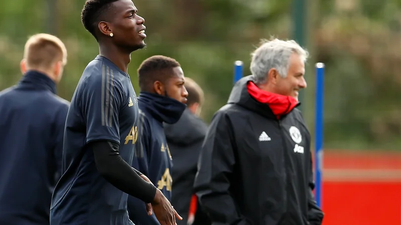 Fotografija: Paul Pogba (levo) in Jose Mourinho sta se pred dnevi sprla, zdaj morata strniti moči za današnjo tekmo Manchester Uniteda z Valencio.
FOTO: Reuters