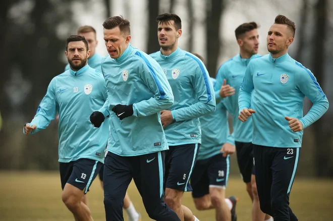 Jasmin Kurtić (desno) bo izpustil oktobrsko akcijo slovenske reprezentance, njegov prijatelj Josip Iličić (drugi z leve) bo prišel na Brdo.