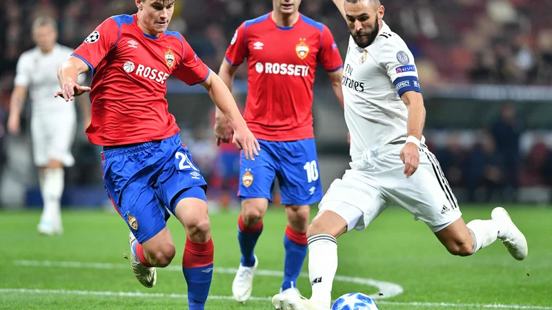 Fotografija: Jaka Bijol (levo) se je ustalil v zasedbi CSKA. Na zadnji tekmi lige prvakov je večkrat blokiral tudi strel Karima Benzemaja.