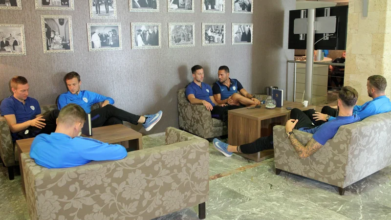 Robert Berić, Roman Bezjak, Antonio Delamea Mlinar, Andraž Šporar, Amir Dervišević in Domen Črnigoj med včerajšnjim klepetom na Brdu pri Kranju.