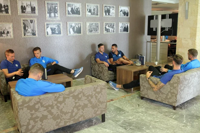 Robert Berić, Roman Bezjak, Antonio Delamea Mlinar, Andraž Šporar, Amir Dervišević in Domen Črnigoj med včerajšnjim klepetom na Brdu pri Kranju.