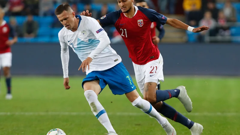 Fotografija: V zadnjih pol ure, kolikor je igral, je Josip lličić razkril, kaj manjka in kako nepogrešljiv je zvezdnik Atalante v mladi in neizkušeni slovenski reprezentanci. FOTO: AFP