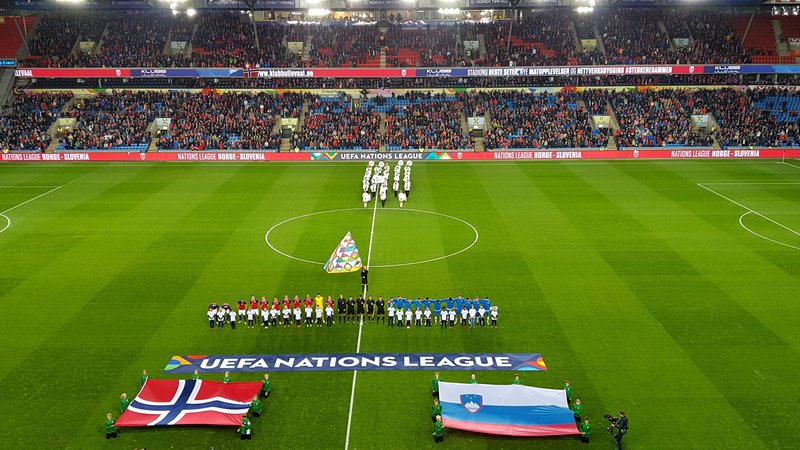Fotografija: Na štadionu Ullevaal, čudovitem nogometnem objektu z 28.000 sedeži, ki je le pet kilometrov oddaljen od središča za smučarske skoke v Hollmenkolnu, so bili Slovenci opazno potrti in redkobesedni.