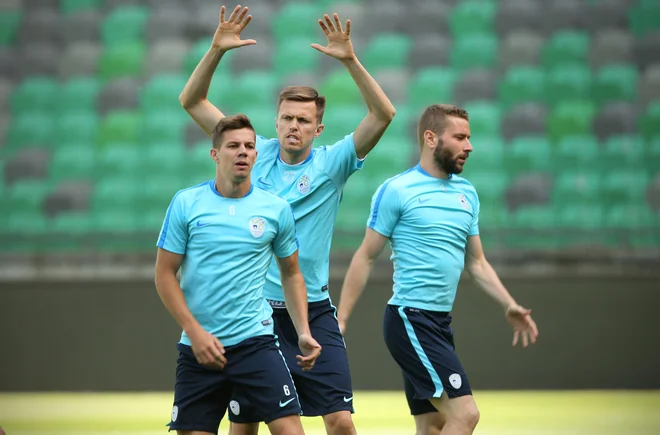 Miha Zajc (levo) se bo preselil v zvezno vrsto, Josip Iličić (v ozadju) na položaj številka deset, Nejc Skubic ostaja na desnem boku.