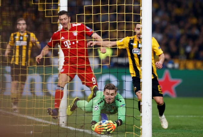 Vratar AEK Vasilis Barkas in Robert Lewandowski sta bila vidnejša igralca atenskega dvoboja. FOTO: Reuters