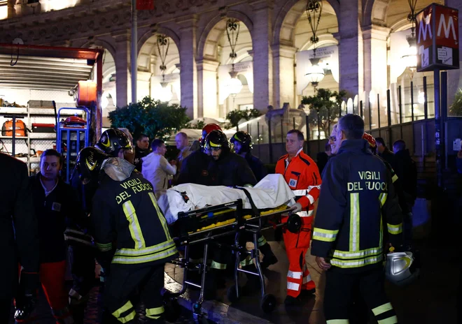 Žrtve nesreče na podzemni železnici v Rimu so bili tudi naključni ljudje, ki so jih v paničnem teku s postaje pomendrali navijači. FOTO: Afp