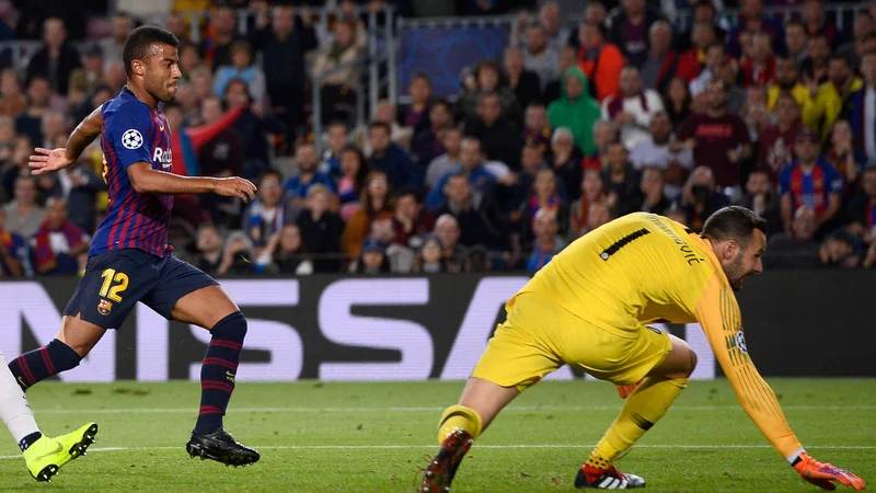 Fotografija: Rafinha je takole žogo spravil mimo Samirja Handanovića. FOTO: Josep Lago/AFP