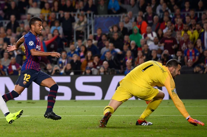 Rafinha je takole žogo spravil mimo Samirja Handanovića. FOTO: Josep Lago/AFP