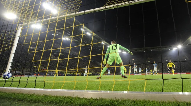 Jan Oblak je bil ob zmagovitem poskusu Axla Witsela nemočen. FOTO: Martin Meissner/AP