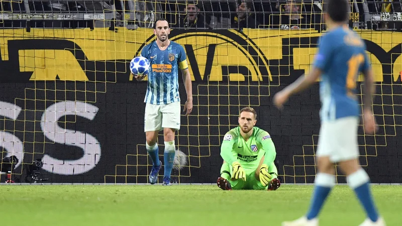Fotografija: Jan Oblak je lahko po tekmi v Dortmundu le nemočno obsedel na tleh pred svojimi vrati.