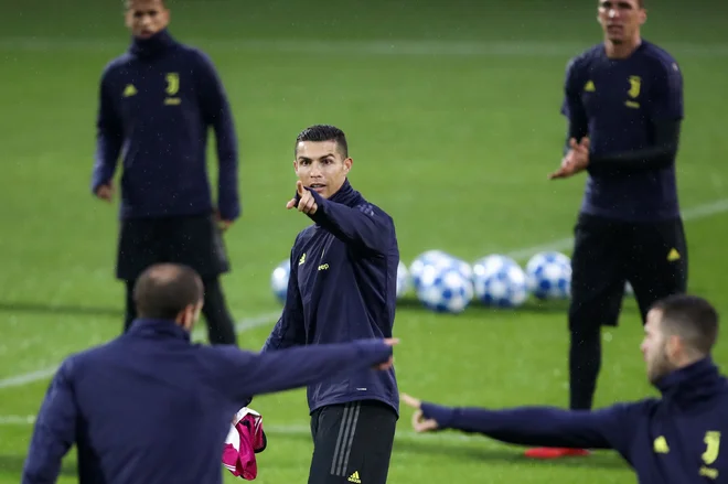 Cristiano Ronaldo (v sredini), Giorgio Chiellini (levo) in Miralem Pjanić (desno) so med zadnjim treningom kazali vsak svojo stran.