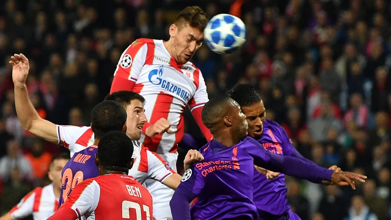 Fotografija: Milan Pavkov, 24-letni orjak Crvene zvezde (193 cm), je z visokim skokom ugnal Liverpoolovo obrambo. FOTO: AFP