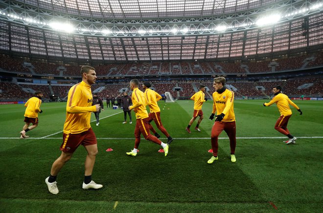 Takole so Edin Džeko (levo) in drugi nogometaši Rome preizkusili travnato površino štadiona CSKA v Moskvi.