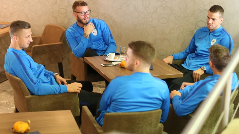 Fotografija: Na Brdu je bilo – kot vselej, pravijo igralci – sproščeno, takole so kramljali v kavarni (z leve) tudi Aljaž Ivačič, Miha Blažič in Domen Črnigoj.
