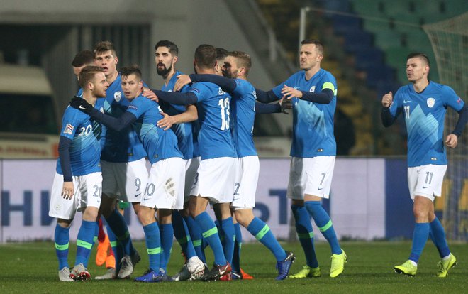 Veselje slovenskih nogometašev po doseženem golu v Sofiji je razkrilo obetavno vzdušje v reprezentanci. FOTO: Reuters