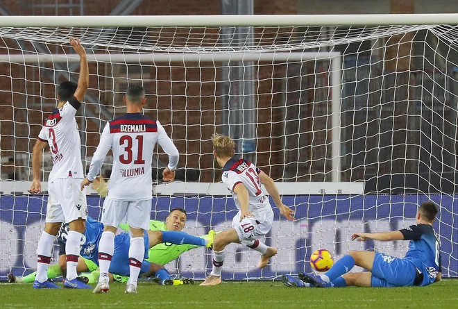 Akcija za zmagoviti gol Empolija: Miha Zajc (desno na tleh) je bil podajalec, Antonino La Gumina (levo) strelec. FOTO: AP