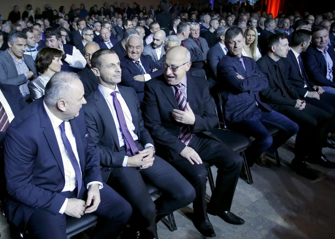 Pred predsednikom UEFA Aleksandrom Čeferinom (v sredini), predsednikom NZS Radenkom Mijatovićem (levo) in predsed&shy;nikom OKS Bogdanom Gabrovcem so tudi v letu 2019 veliki nogometni in športni izzivi. FOTO: Roman Šipić/Delo