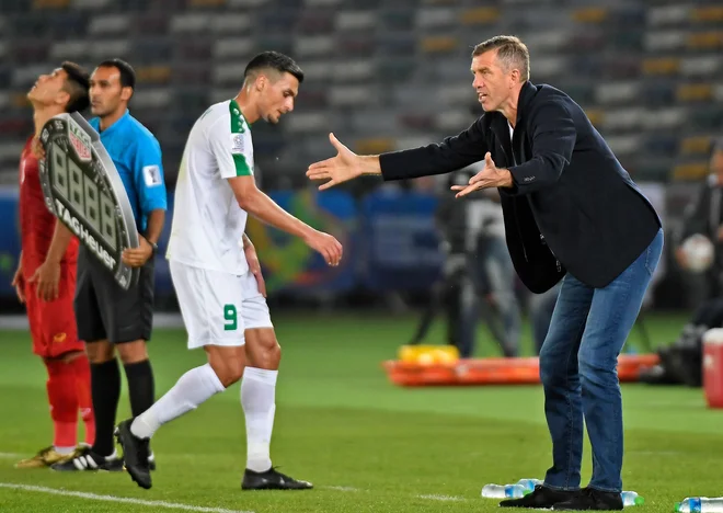Srečko Katanec premore bogate izkušnje z nastopi na velikih nogometnih turnirjih, zato miri strasti navijačev pred drevišnjo tekmo z Iranom. FOTO: AFP