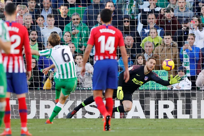 Jan Oblak je prejel najvišjo oceno med gosti, enako kot strelec gola Sergio Canales, ki je takole matiral Škofjeločana z bele točke. FOTO: Reuters