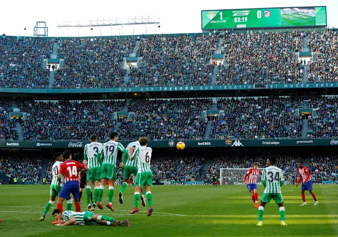 Antoine Griezmann je v drugem polčasu zapravil najlepšo priložnost Atletica, takole je poskusil tudi s prostega strela. FOTO: Reuters