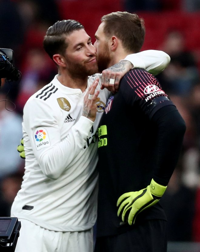 Jana Oblaka je tolažil po porazu tudi izkušeni tekmec iz Realovih vrst Sergio Ramos. FOTO: REUTERS