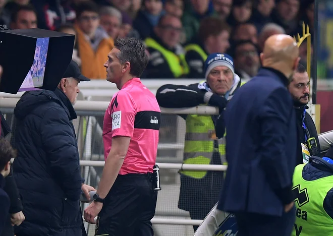 Dvanajsti februar 2019 je dan, ko je Uefa uvedla v ligo prvakov pomoč videosodnikov (VAR). FOTO: Reuters