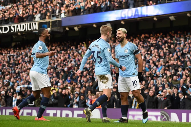 Sergio Agüero (desno) je v majici Manchester Cityja ta čas eden najbolj razigranih napadalcev v Evropi. FOTO: AFP