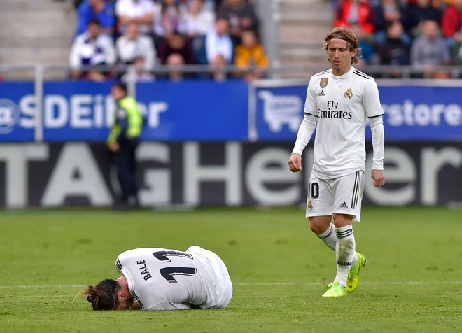 Gareth Bale (na tleh) naj bi izpustil današnji derbi Ajaxa in madridskega Reala, Luka Modrić (desno) bo poveljeval zvezni vrsti evropskih prvakov. FOTO: AFP