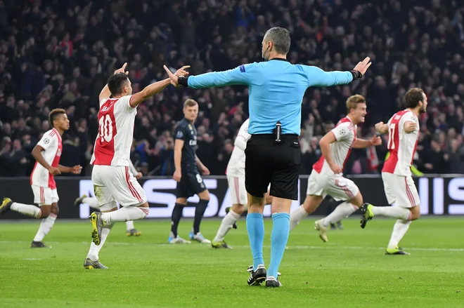 Takole so se veselili gola Ajaxovi nogometaši, ki niso opazili, da je sodnik Damir Skomina pokazal na posvet z VAR. FOTO: AFP